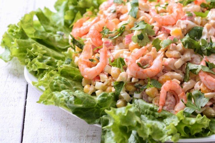Ensalada de calamares, camarones y surimi