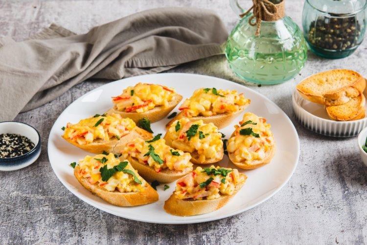 Ensalada de calamares, surimi y queso fundido