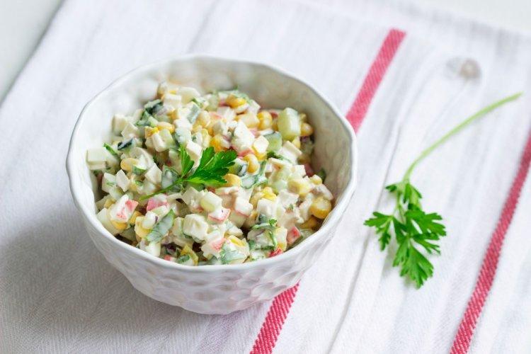 Ensalada de surimi, calamares y pepino