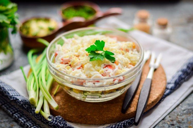Ensalada de arroz, calamares y surimi