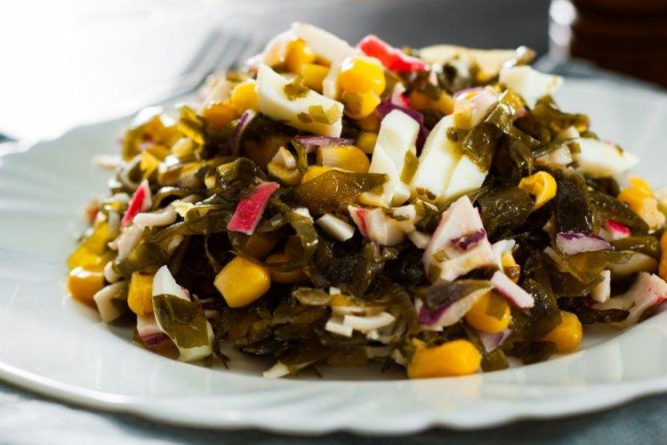 Ensalada de calamares, surimi y algas marinas