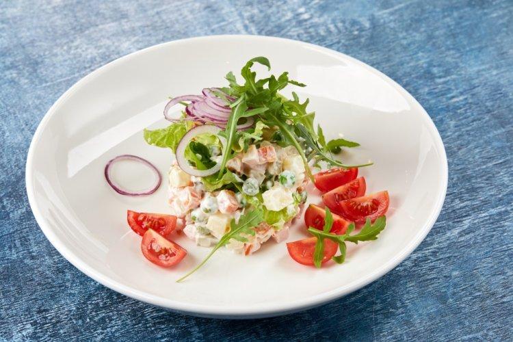 Ensalada Olivier con calamares y surimi