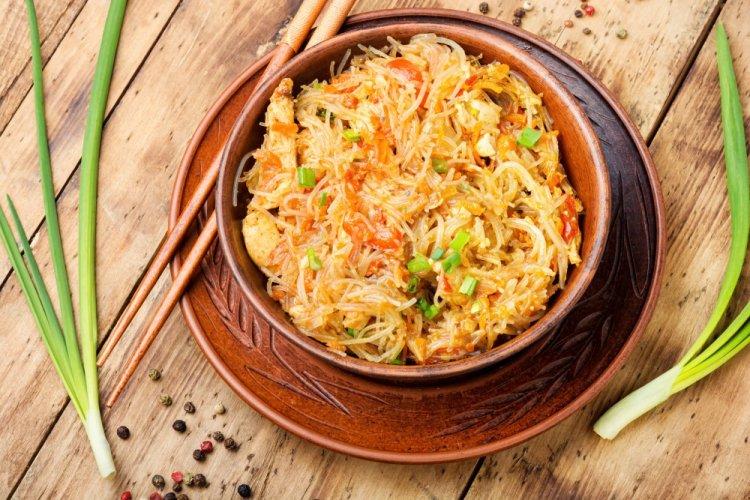 Fideos de cristal con salsa de soja y verduras