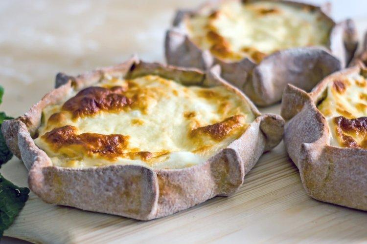 Kalitki de Carelia con kéfir, patatas y champiñones