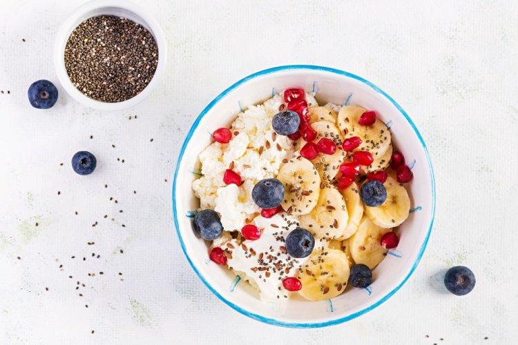 Bowl de requesón con plátano y bayas