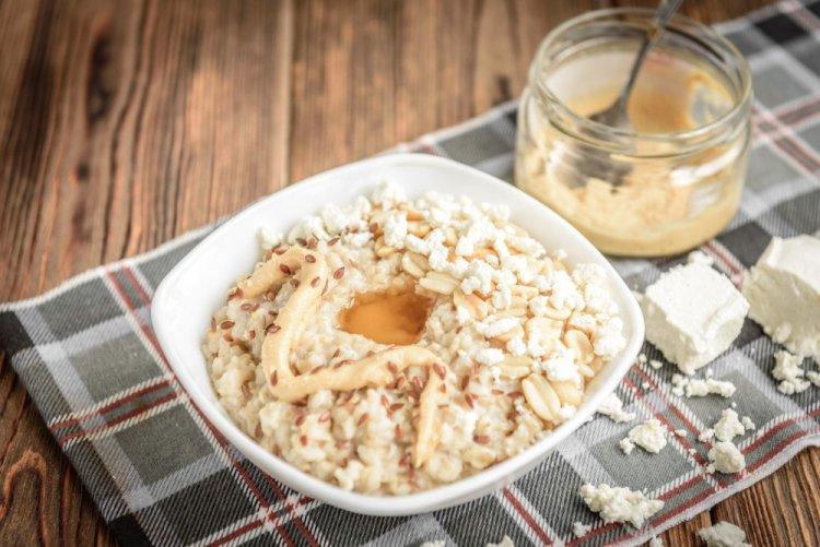 Bowl de requesón con crema de cacahuete y cereales
