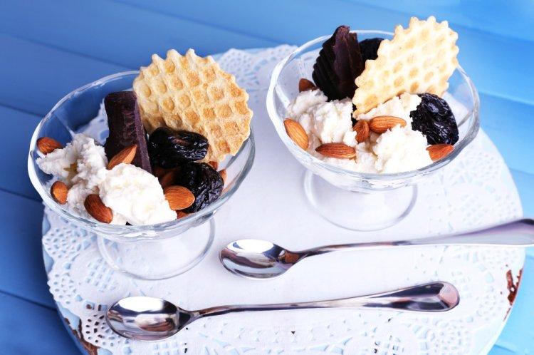 Bowl de requesón con ciruelas pasas y chocolate