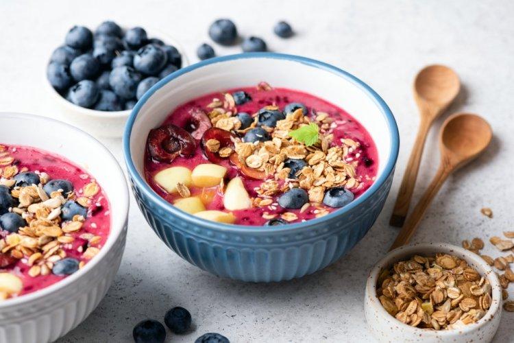 Smoothie bowl de requesón con granola