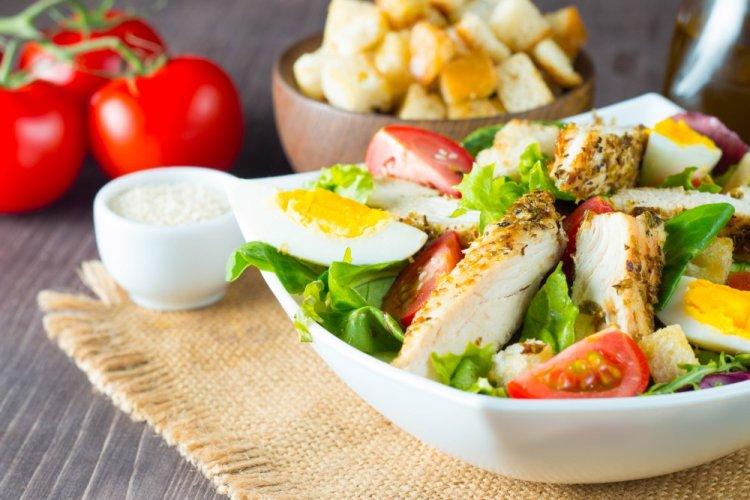 Bowl de requesón con pollo y tomates