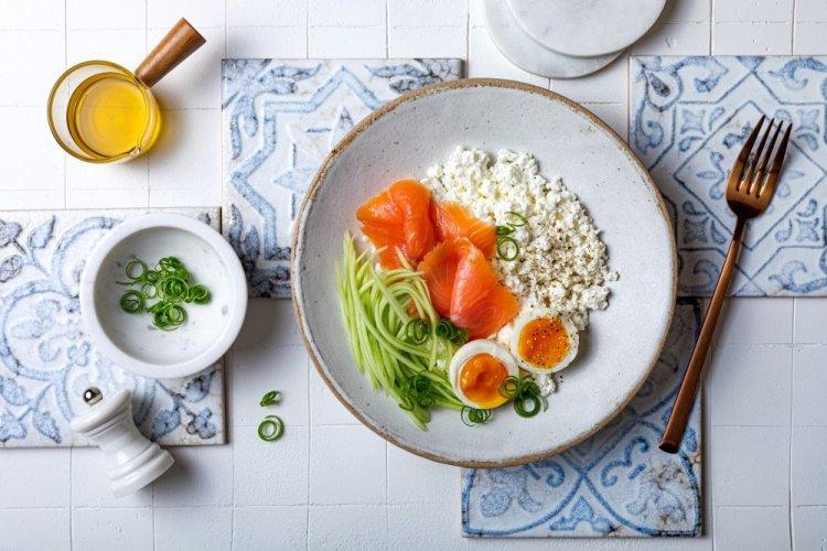 Bowl de requesón con huevo y salmón