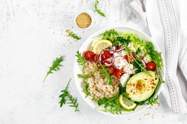 Bowl de requesón con atún y aguacate