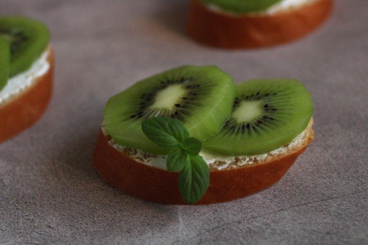 Bruschetta with Crab Sticks and Kiwi
