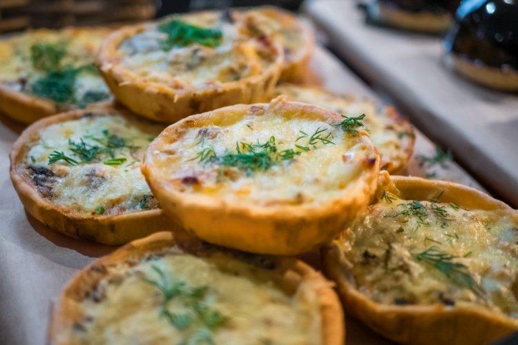 Tartaletas de sushi con queso crema y palitos de cangrejo