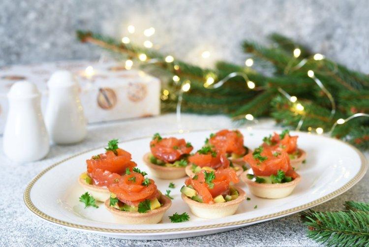 Tartaletas de sushi con salmón ahumado y aguacate