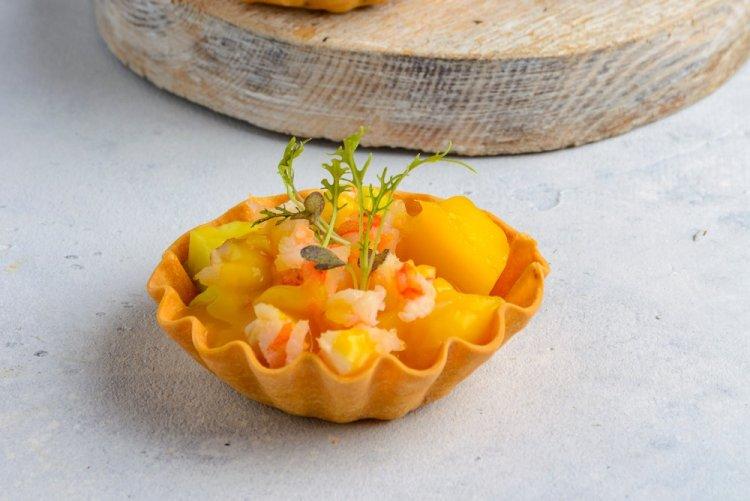 Tartaletas de sushi con camarones y mango