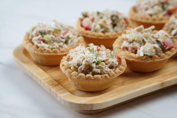Tartaletas de sushi con atún enlatado