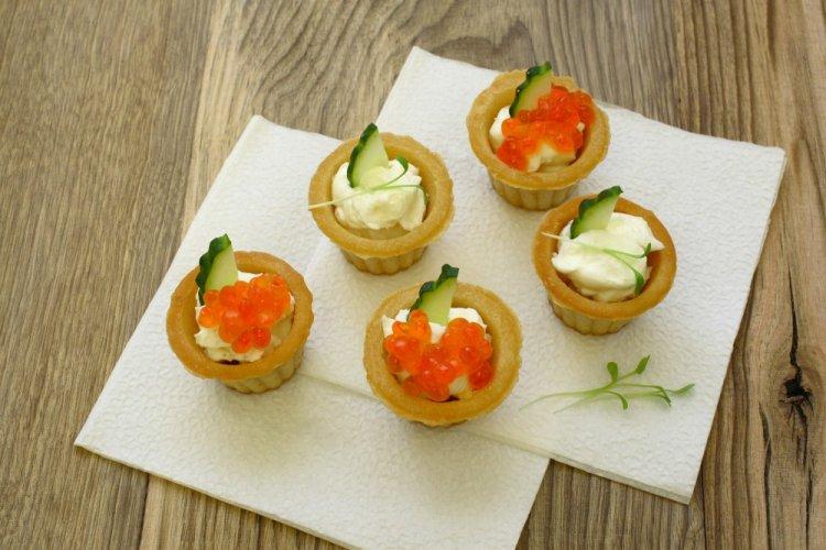 Tartaletas de sushi con arroz y caviar rojo