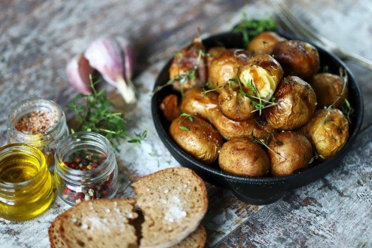 Patatas nuevas asadas con especias en freidora de aire