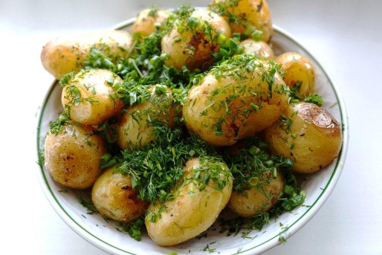 Patatas nuevas con ajo y eneldo en freidora de aire