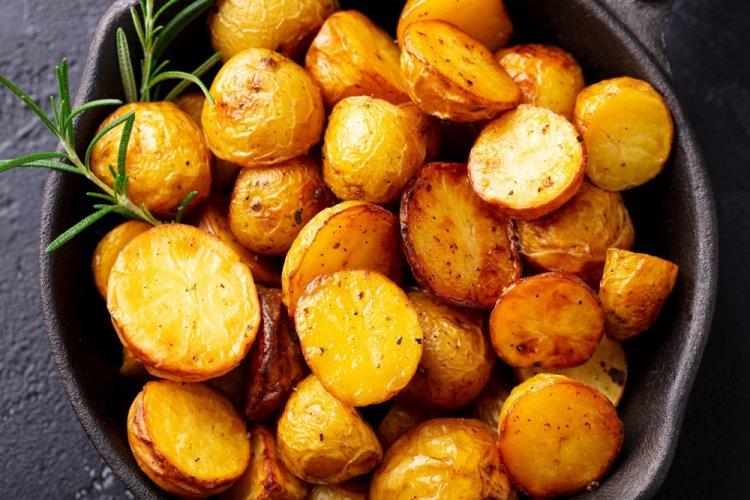 Patatas nuevas asadas con pimentón en freidora de aire