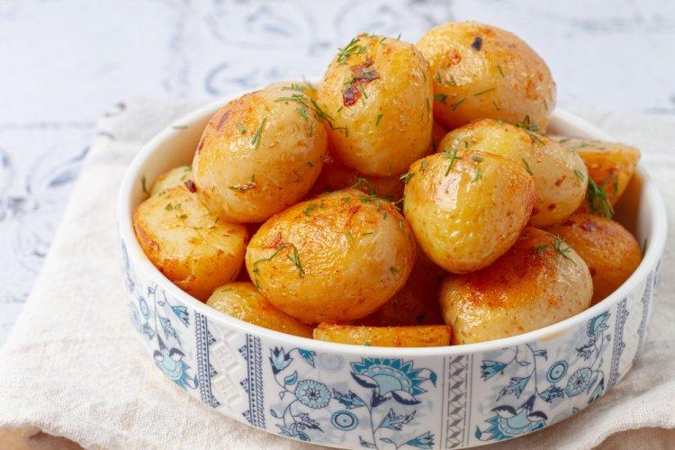Patatas nuevas asadas con mostaza en freidora de aire