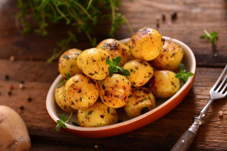 Patatas nuevas con salsa de soja en freidora de aire