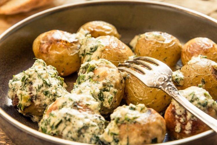 Patatas nuevas asadas con crema agria en freidora de aire