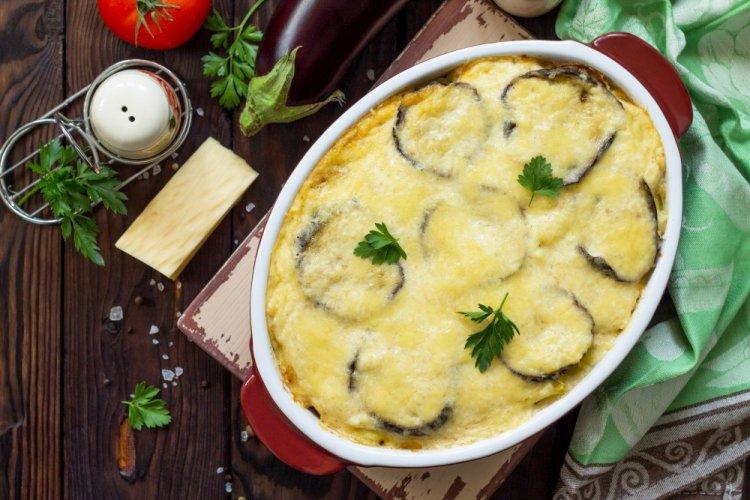 Gratinado saludable de berenjenas con carne picada de pavo
