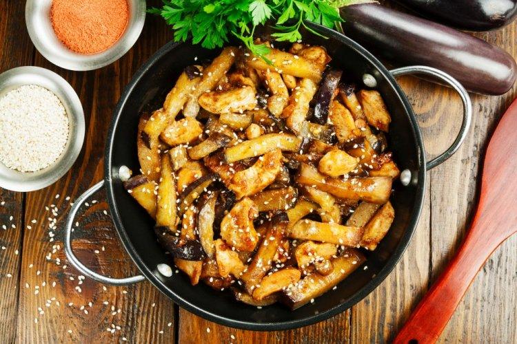 Berenjenas estofadas saludables con filete de pollo