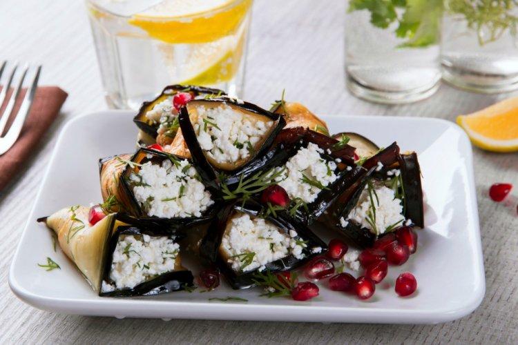 Rollitos saludables de berenjena con requesón