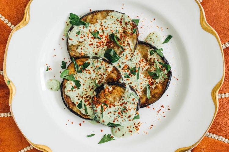 Berenjenas asadas con ajo y yogur