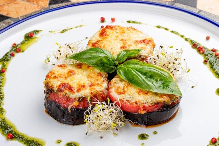 Berenjenas con tomate y mozzarella al horno