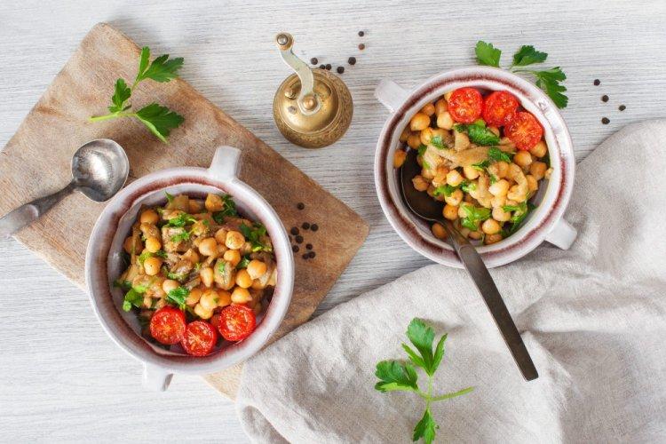 Ensalada tibia de berenjenas y garbanzos