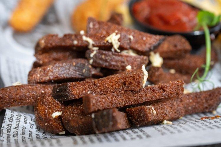 Air Fryer Garlic Bread Croutons