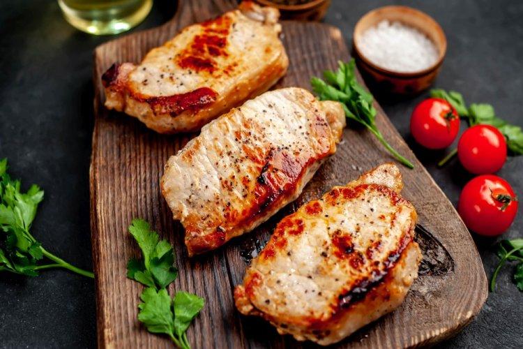 Filetes de cerdo en adobo de cebolla en freidora de aire