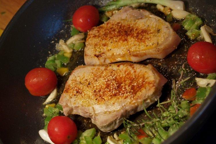 Filetes de cerdo en adobo de soja y sésamo en freidora de aire