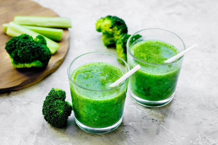Healthy Broccoli and Green Apple Smoothie