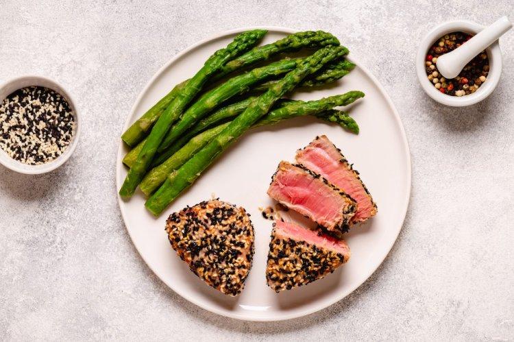 Filete de atún saludable con sésamo