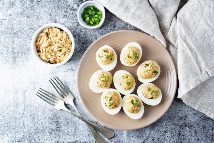 Huevos rellenos saludables con atún