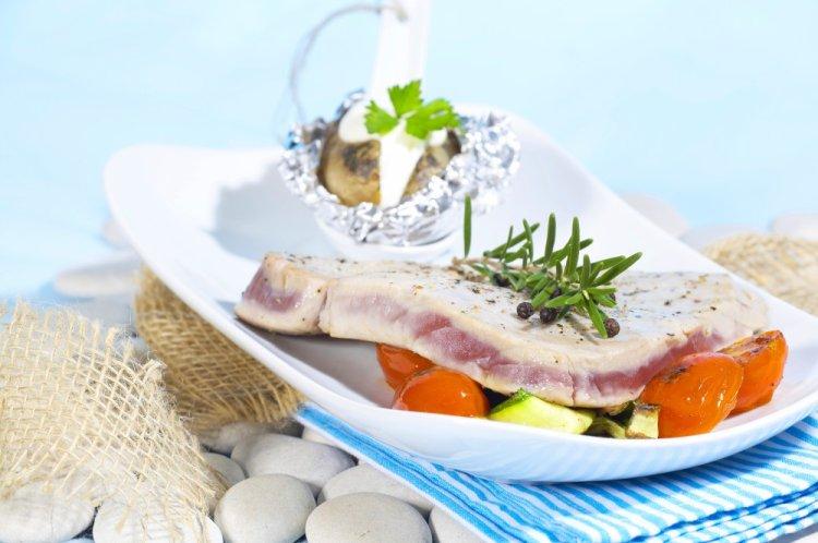 Filete de atún con verduras al horno