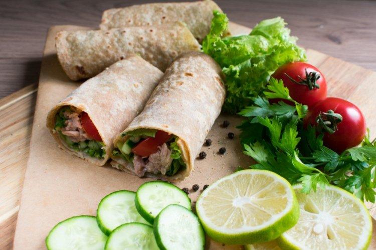 Rollo saludable de lavash con atún y verduras