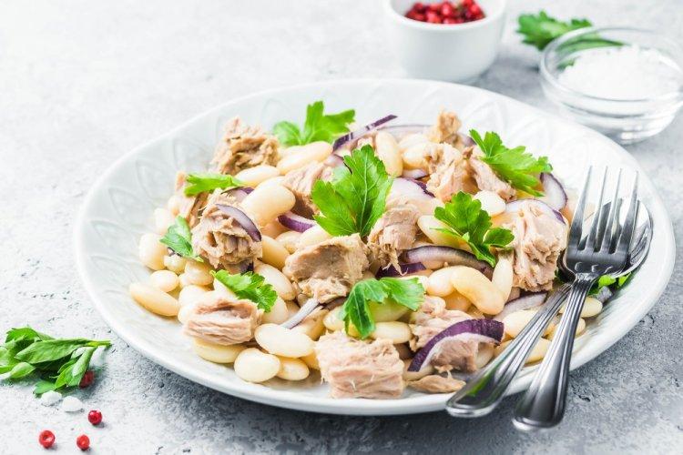 Ensalada saludable de atún enlatado y judías blancas