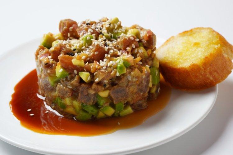 Tartar de atún saludable con aguacate