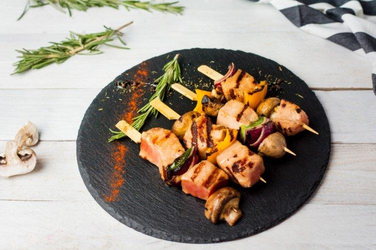 Brochetas saludables de atún con verduras