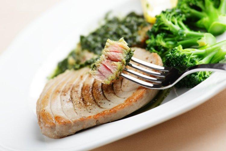 Filetes de atún con brócoli al vapor