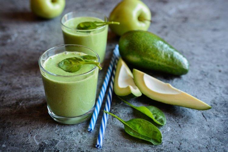 Green Smoothie with Avocado and Spinach