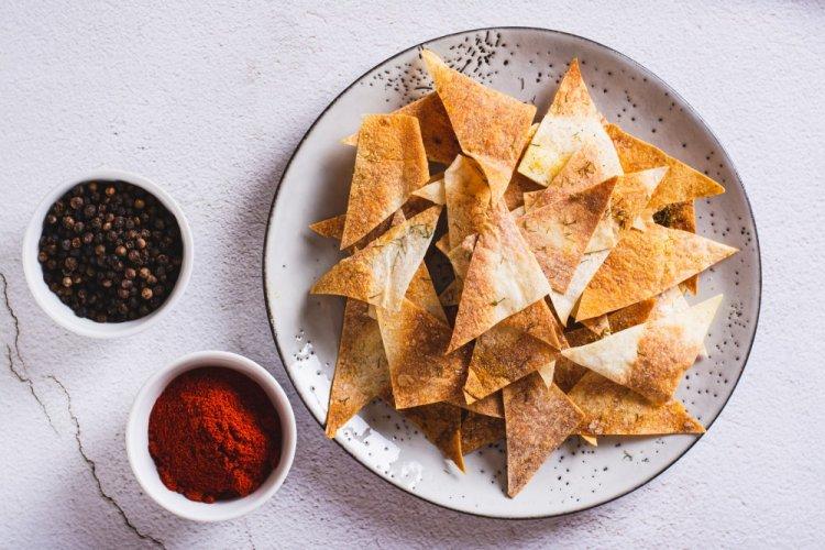 Chips de lavash con pimentón y ajo en freidora de aire