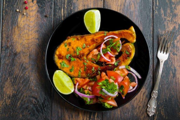 Salmón rosado al horno con tomates y albahaca