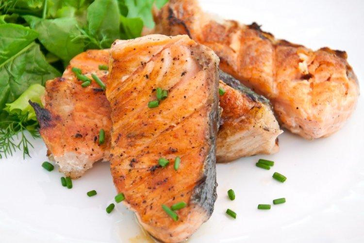 Salmón rosado saludable en salsa de soja