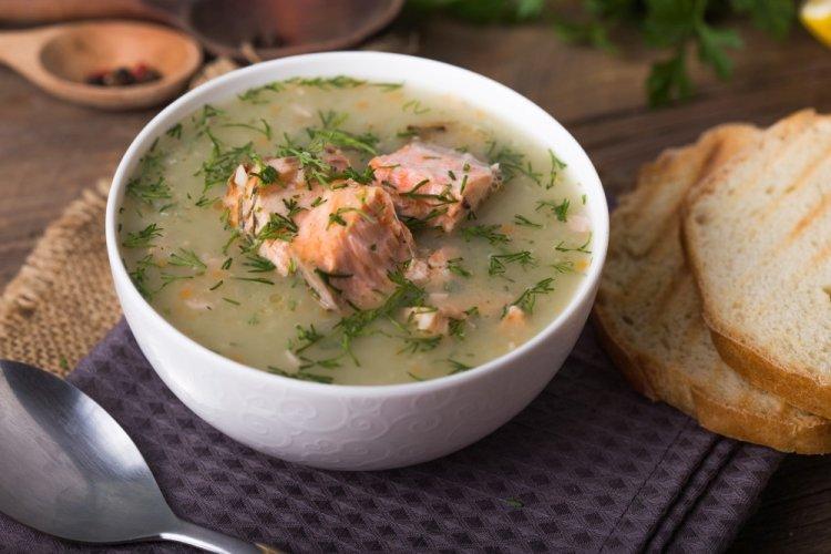Sopa de pescado dietética de salmón rosado con pimiento morrón